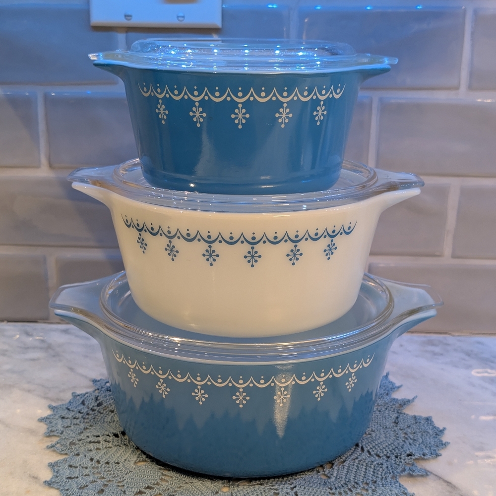 PYREX Snowflake Garland Casserole Dishes With Lids